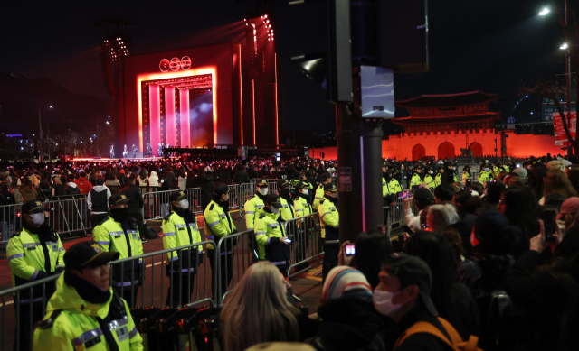 21일 서울 광화문 광장에서 그룹 방탄소년단(BTS)의 정규 5집 '아리랑'(ARIRANG) 발매를 기념해 열린 무료 공연 'BTS 컴백 라이브: 아리랑'(BTS THE COMEBACK LIVE｜ARIRANG)에서 경찰이 광장 외곽 인파 관리를 하고 있다. 연합뉴스