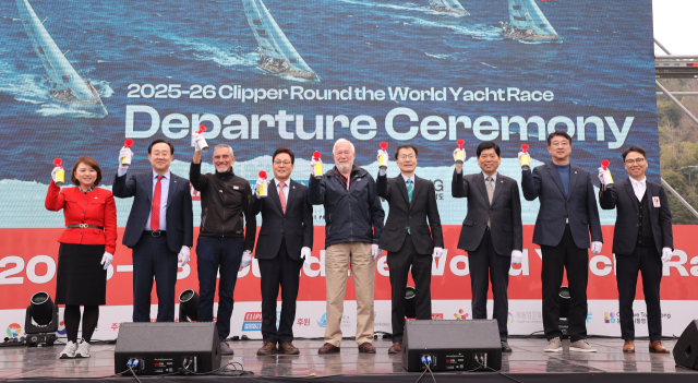 22일 경남 통영시 도남관광지에서 2025-26 클리퍼 세계일주 요트대회 출항식이 열리고 있다. 경남도 제공
