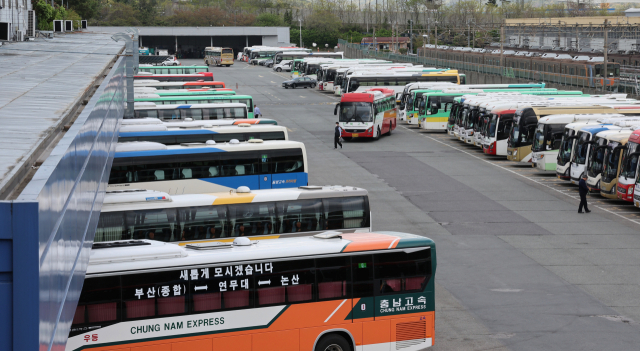 부산종합버스터미널 주차장에 많은 고속버스와 시외버스가 주차돼 있다. 정종회 기자 jjh@