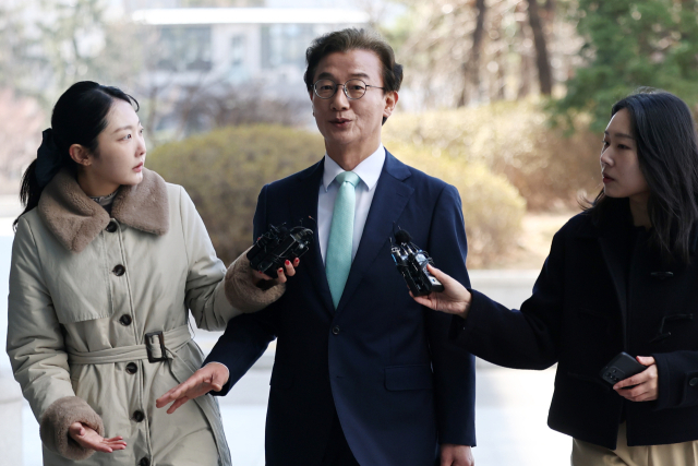 한·일 해저터널 건설 사업 추진 등을 대가로 통일교로부터 금품을 받은 혐의를 받는 더불어민주당 전재수 의원이 지난 19일 서울 서초구 검·경 합동수사본부로 출석하며 취재진 질문에 답하고 있다. 연합뉴스