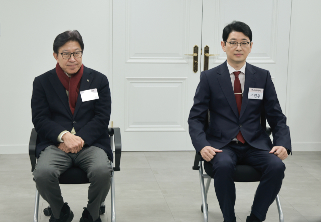 6·3 지방선거 부산시장에 도전하는 박형준 부산시장(왼쪽)과 국민의힘 주진우 의원이 지난 11일 서울 영등포구 여의도 국민의힘 중앙당사에서 열린 광역단체장 후보 면접에 참석해 시작을 기다리고 있다. 연합뉴스