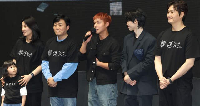 배우 박지훈이 서울 강남구 메가박스 코엑스에서 열린 영화 '왕과 사는 남자' 흥행 감사 무대인사에서 관객을 향해 인사말을 하고 있다. 연합뉴스