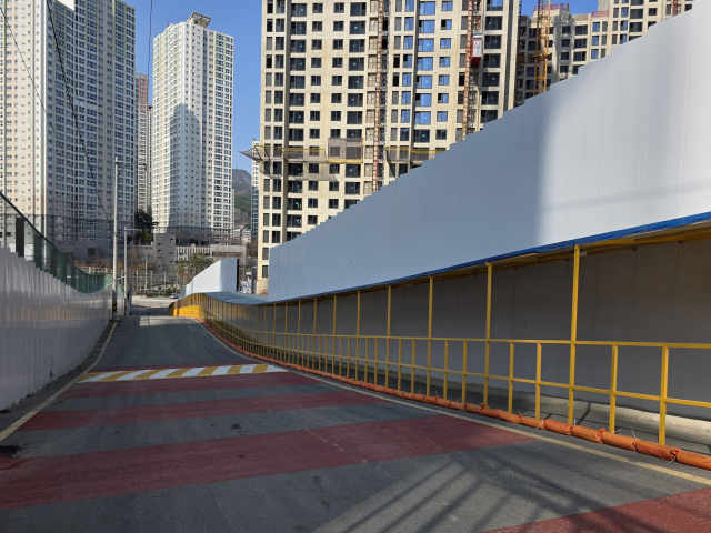 23일 부산 남구 대연중학교 정문 통학로 모습. 도시철도 2호선 못골역 인근 보행로에서 정문까지 안전 지붕이 설치됐다. 김재량 기자 ryang@