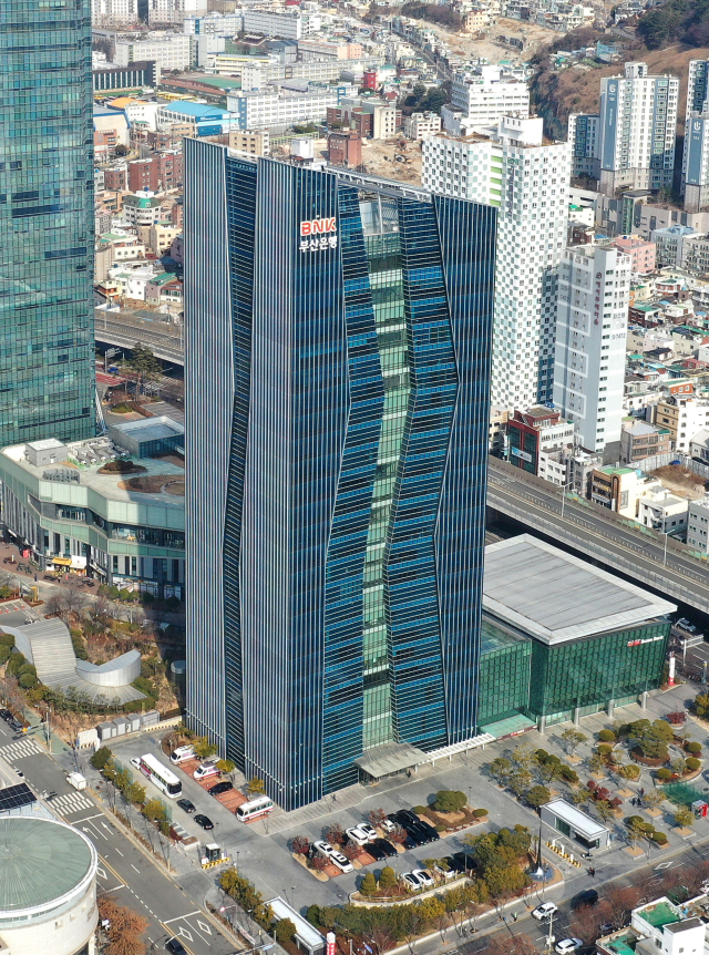 BNK금융지주가 오는 26일 정기 주주총회를 개최하고 빈대인 회장 연임 안건을 포함한 주요 안건을 의결한다. 부산 남구 문현동 BNK금융그룹 본사. 정종회 기자 jjh@