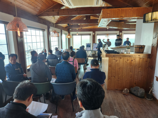 한국어촌어항공단 서해지사는 지는 19일 충남 보령시 죽도항에서 이해관계자와 함께 ‘보령시 죽도항 어촌신활력증진사업 토목공사 착공보고회’를 가졌다. 어촌어항공단 제공