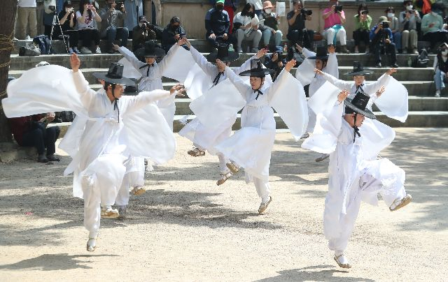 부산민속예술보존협회가 주최한 민속예술축제 중 동래학춤 공연 모습. 부산일보DB