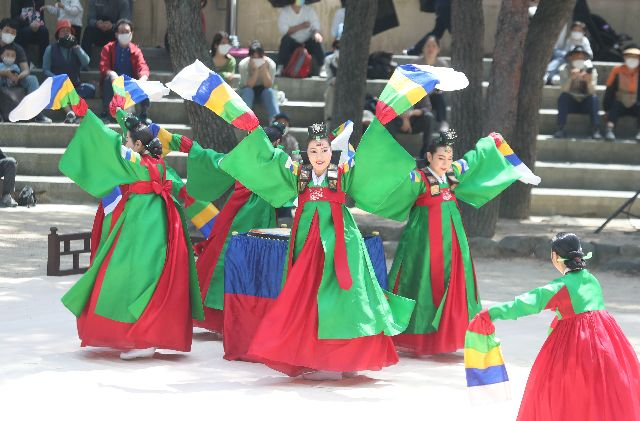 부산민속예술보존협회가 주최한 민속예술축제 중 동래고무 공연 모습. 부산일보DB