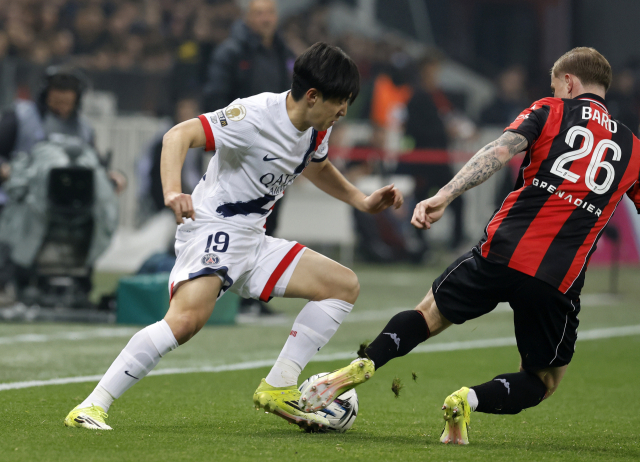 이강인(PSG)이 지난 21일(한국 시간) 니스와의 경기에서 왼쪽 발목을 밟혀 교체됐다. EPA연합뉴스