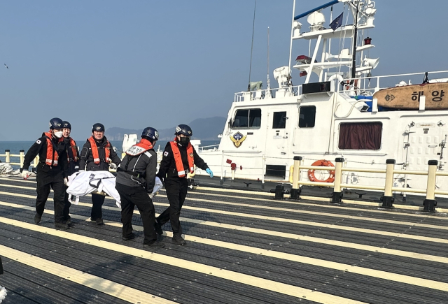 경남 통영시 한산면 매물도 갯바위에서 홀로 낚시하다 실종된 70대 남성이 결국 주검으로 발견됐다. 통영해양경찰서 구조대가 발견된 시신을 옮기고 있다. 통영해양경찰서 제공