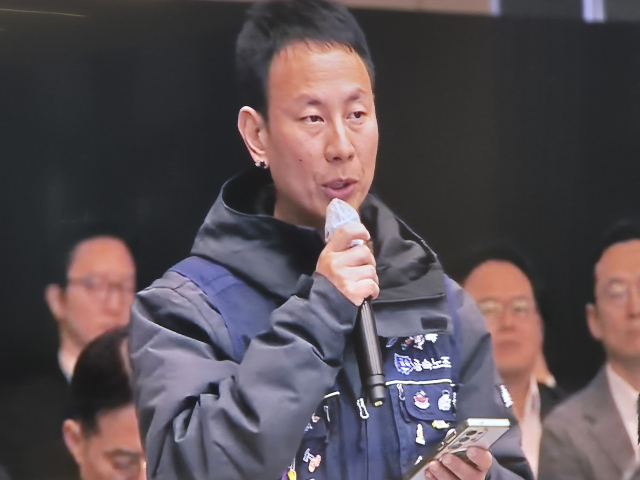 서울 강남구 포스코센터에서 진행된 포스코홀딩스 정기주주총회에서 발언권을 얻은 임용섭 금속노조 포스코사내하청광양지회장은 포스코홀딩스 장인화 회장을 향해 질문하고 있다. 박동해 기자