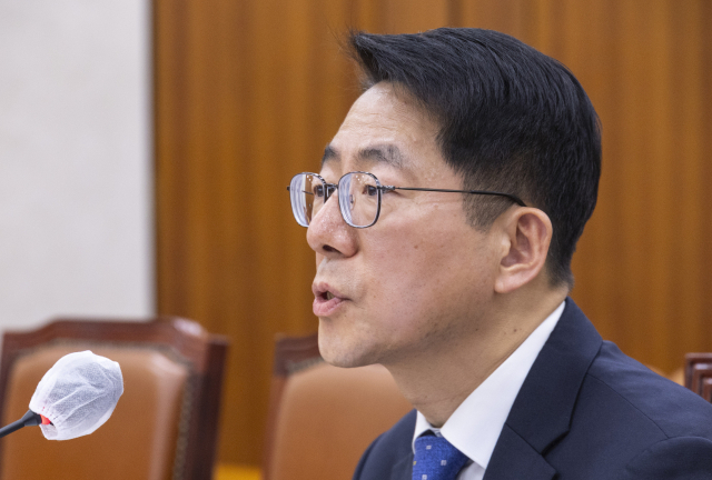 황종우 해양수산부 장관 후보자가 23일 국회 농림축산식품해양위원회에서 열린 인사청문회에서 의원 질의에 답하고 있다. 연합뉴스