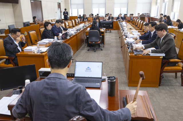 24일 국회에서 열린 국회 행정안전위원회 법안심사제1소위원회에서 위원장인 더불어민주당 윤건영 의원이 개회를 선언하고 있다. 이날 법안소위에서는 강원·제주·전북 등 3특별자치도법 개정안, 부산글로벌허브도시특별법 등 지방 특별법을 심사할 예정이다. 연합뉴스