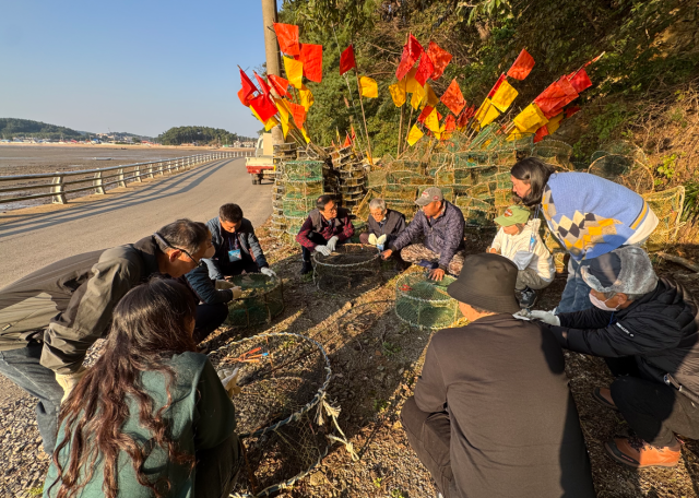 지난해 10월 충남 태안군 가경주마을에서 진행한 충남 귀어귀촌 정착실습 3차 교육에 참가한 도시민들이 마을 주민의 지도에 따라 어구 수선 교육을 받고 있다. 어촌어항공단 제공