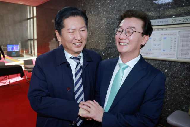 더불어민주당 정청래 대표가 24일 국회에서 부산 글로벌 허브도시 특별법 간담회에 참석하던 전재수 의원과 만나 인사를 나누고 있다. 연합뉴스