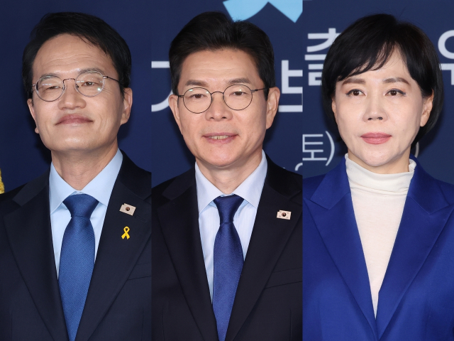 21일 서울 영등포구 여의도 더불어민주당 당사에서 열린 서울시장 예비후보 합동연설회에서 예비후보들이 기념 촬영하고 있다. 왼쪽부터 서울시장 본경선 후보에 진출한 박주민, 정원오, 전현희(기호순) 예비후보. 연합뉴스