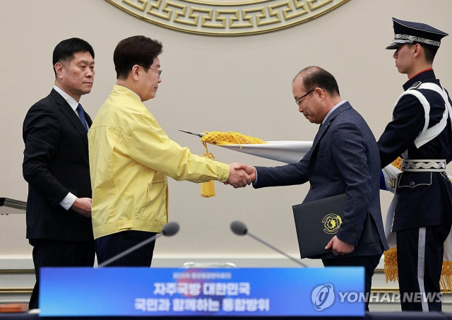 이재명 대통령이 지난 23일 청와대 영빈관에서 열린 제59차 중앙통합방위회의에서 서현석 한국가스공사 제주LNG본부장에게 대통령 단체표창을 수여한 뒤 악수하고 있다. 출처: 연합뉴스. 가스공사 제공