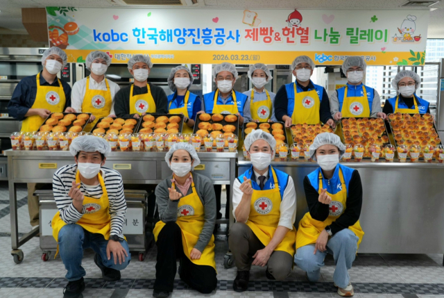 한국해양진흥공사 안병길(윗줄 왼쪽 다섯 번째) 사장과 임직원으로 구성된 ‘KOBC 바다사랑봉사대’는 지난 23일 오전 부산적십자회관 희망나눔봉사센터를 찾아 곰보빵(팥 소보로), 햄치즈 롤, 스콘 등 690개를 직접 만들어 두유, 컵 과일과 함께 장애인 및 노인 돌봄 시설에 전달했다. 해진공 제공