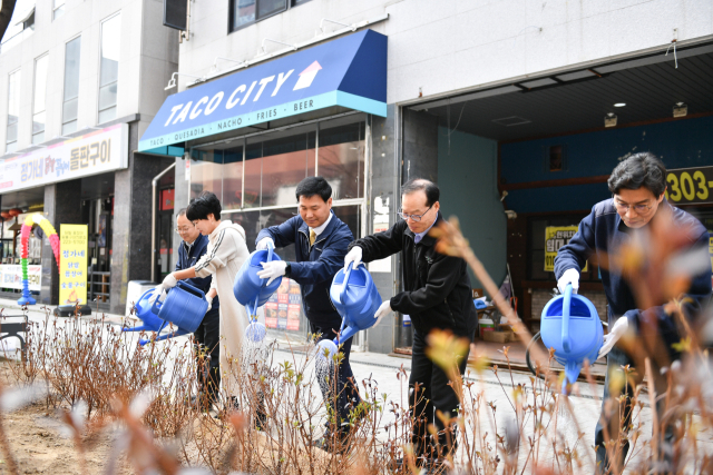 나무심기 묘목나눔 행사(가운데서 왼쪽-공사 황호준 전기안전공사 부사장, 오른쪽 이기섭 전주시 덕진구청장). 전기안전공사 제공