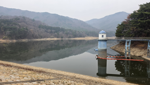 양산시가 부산시와 협의를 통해 둘레길 조성과 함께 개방을 추진 중인 법기수원지 전경. 김태권 기자