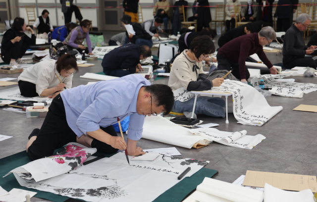 부산일보사와 (사)한국서도예술협회가 공동 주최한 제46회 전국서도민전이 25일 오후 부산 동구 부산일보사 대강당에서 열렸다. 이재찬 기자 chan@