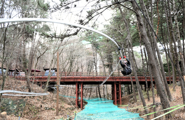 거제해양관광개발공사는 포로수용소유적공원 내 체험 콘텐츠인 ‘아바타 포’ 새 단장을 마치고 정상 운영에 들어갔다. 공사 제공