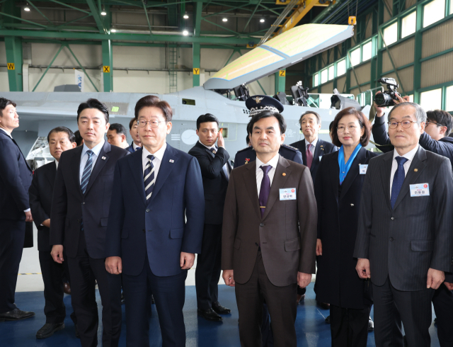 이재명 대통령이 25일 경남 사천 한국항공우주산업(KAI)에서 KF-21 양산 1호기 출고식 후 생산시설을 시찰하고 있다. 연합뉴스