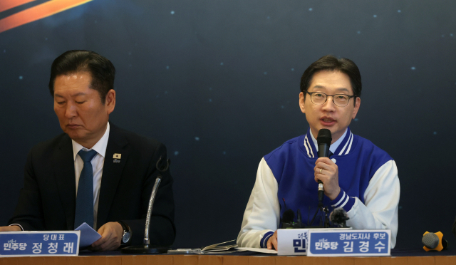 더불어민주당 김경수 경남지사 후보가 18일 경남 진주시 MBC컨벤션진주 대연회장에서 열린 '현장최고위원 회의'에서 발언하고 있다. 연합뉴스