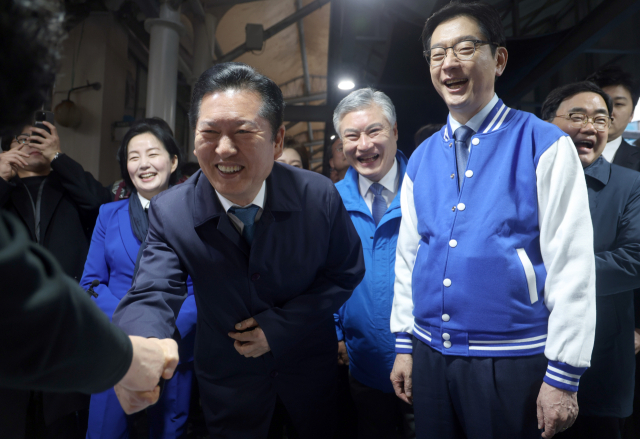 더불어민주당 정청래 대표가 18일 오전 경남 하동군 진교면 진교공설시장을 찾아 시민과 악수하고 있다. 왼쪽부터 제윤경 하동군수 예비후보, 정 대표, 김경수 경남지사 후보. 연합뉴스