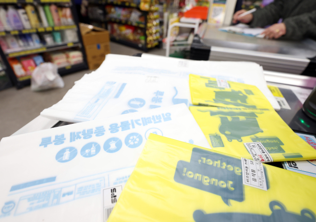 종량제봉투를 판매하는 종량제닷컴은 홈페이지를 통해 종량제봉투 제작 및 수급, 입고 일정이 원할하지 못한 상황이라고 밝혔다. 사진은 24일 서울시내 한 마트에 판매중인 다양한 크기의 종량제봉투. 연합뉴스