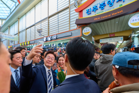 이 대통령, 진주중앙시장 깜짝 방문…