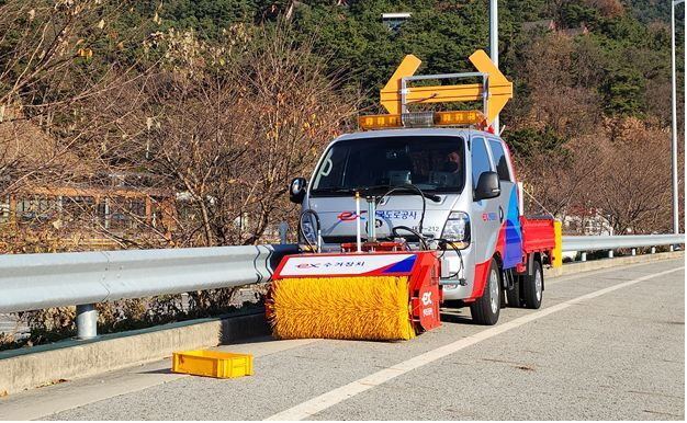 한국도로공사가 운영 중인 노면잡물 기계화 수거장비. 도로공사 제공