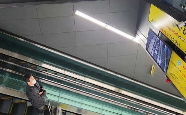 TS와 공항철도는 지난해 유동 인구가 많은 홍대입구역 에스컬레이터 14호기에 지능형 AI CCTV 캐리어 낙하 사고 예방 시스템을 설치했다. 교통안전공단 제공