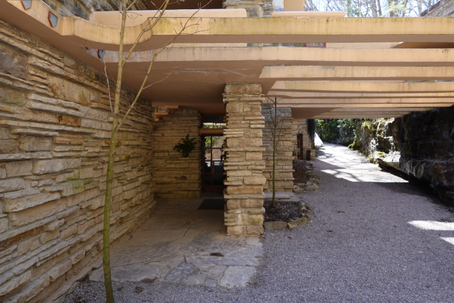 자연을 거스르지 않은 캔틸레버 구조의 진입로. 이상훈 제공