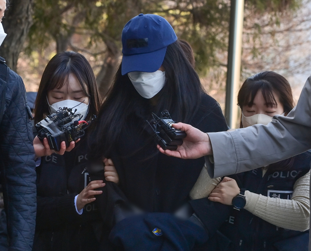 세 살배기 딸을 학대해 숨지게 한 30대 친모 A 씨가 19일 경기도 안산시 수원지방법원 안산지원에서 열린 구속 전 피의자 심문(영장실질심사)에 출석하고 있다. A 씨는 2020년 2월 당시 시흥시 정왕동 아파트에서 3살이던 친딸 C양을 학대해 숨지게 한 혐의를 받고 있다. 연합뉴스