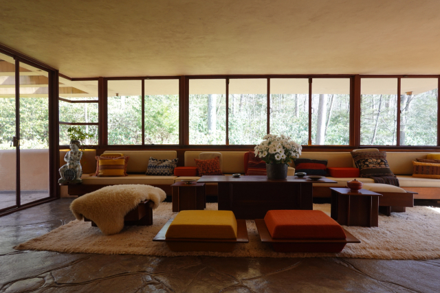 폭포소리가 들리는 낙수장 1층 거실. 이상훈 제공