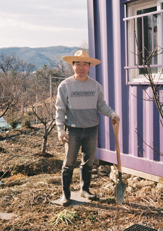 자신의 텃밭에서 농사짓는 강철원 사육사 모습. 한스미디어 제공