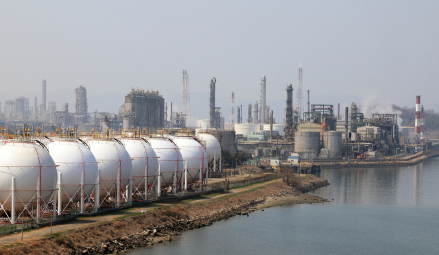 정부가 중동사태로 수급 차질이 생기고 있는 석유화학 산업 핵심 원료 나프타에 대해 수출 제한 조치를 내렸다. 26일 전남 여수 국가산업단지 모습. 연합뉴스