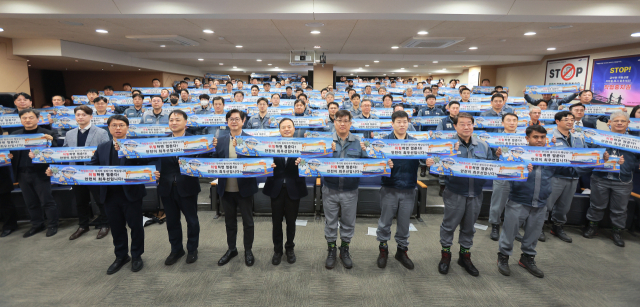 삼성중공업은 26일 거제조선소에서 ‘근로자가 안전할 권리’를 보장하는 민관노사 합동 ‘작업중지권 선포식’을 열었다. 남궁금성 삼성중공업 안전보건경영책임자(오른쪽 네번째)와 최원영 노동자협의회 위원장(오른쪽 세번째), 김인철 부산지방고용노동청 통영지청장(왼쪽 네번째), 정종득 안전보건공단 부산광역본부장(왼쪽 세번째) 등 관계자들이 안전 홍보 배너를 들고 있는 모습. 삼성중공업 제공