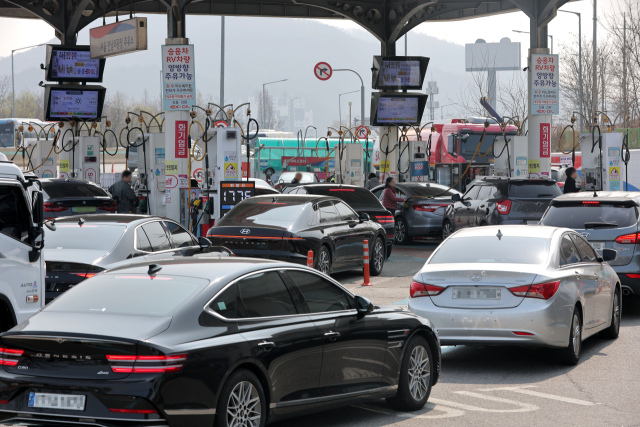 서울 서초구 만남의광장 주유소에서 차량들이 주유를 위해 줄지어 대기하고 있다. 연합뉴스