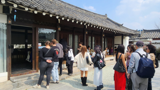 황리단길 관광객들