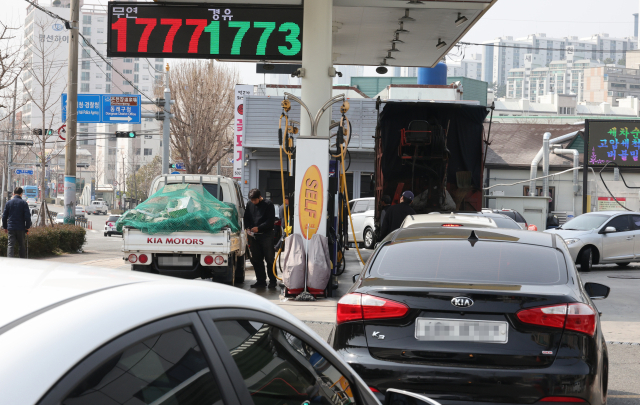 2차 석유 최고가격제 시행 첫날인 27일 부산 동래구 1700원대의 한 주유소에서 차들이 주유를 위해 줄지어 서 있다. 연합뉴스