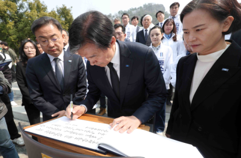 조국, 노 전 대통령 묘역 참배 “檢 문 닫아, 웃음 짓고 계실 것”