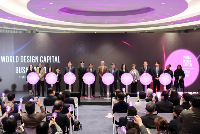 부산시와 박형준 시장이 27일 세계디자인기구와 2028 세계디자인수도 부산 협정식을 갖고 공식 로고를 선보이고 있다. 부산시 제공