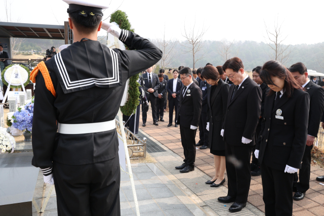 이재명 대통령과 김혜경 여사가 서해수호의 날인 27일 국립대전현충원 천안함 용사 묘역에서 묵념하고 있다. 연합뉴스