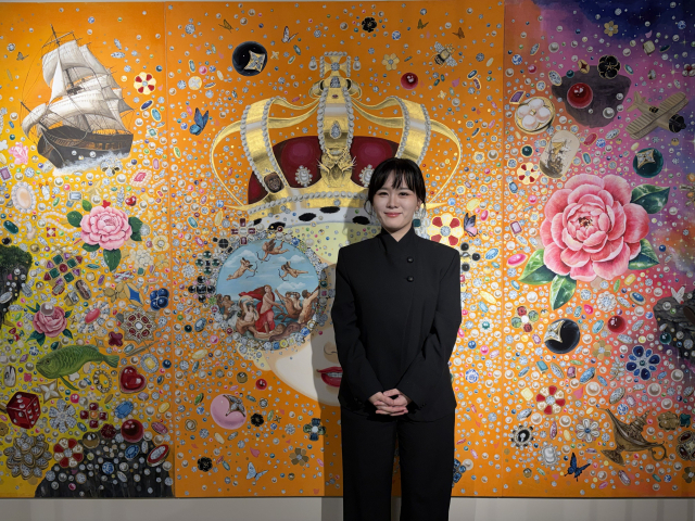 ‘영원한 금빛’(Eternal Golden) 작품 앞에서 포즈를 취한 김지희 작가. 김은영 기자 key66@