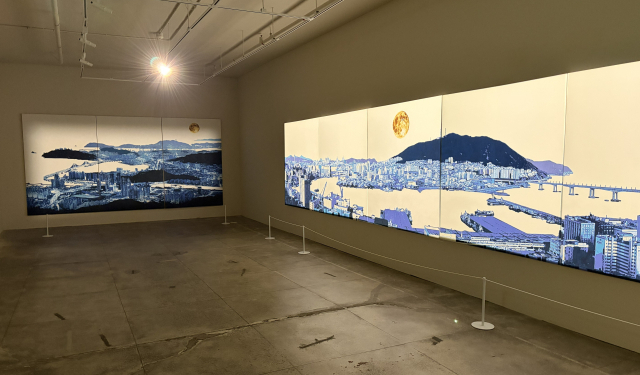 이지훈 작가의 대표작 ‘타임슬립-블루아워’ 시리즈가 설치된 모습. 김은영 기자 key66@