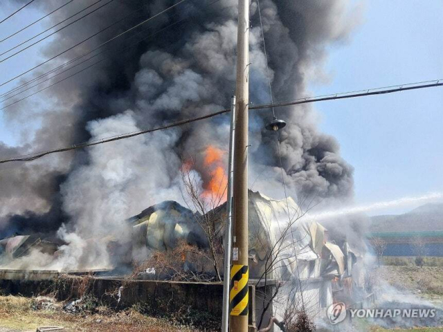 28일 낮 12시 17분께 경남 하동군 횡천면의 한 그릇 도매업체에서 불이 나 소방 당국이 진화 작업을 벌이고 있다. 연합뉴스