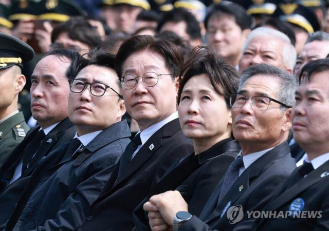 이재명 대통령과 김혜경 여사가 지난 27일 국립대전현충원에서 열린 서해수호의날 기념식에서 블랙이글스 기념비행을 보고 있다. 연합뉴스