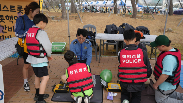 창원해양경찰서 관계자가 29일 경남 창원시 마산합포구 3·15해양누리공원에서 열린 33회 3·15마라톤대회에서 심폐소생술을 홍보하고 있다. 창원해양경찰서 제공
