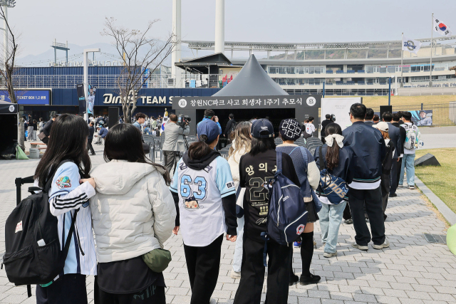 29일 열린 ‘창원NC파크 사고 희생자 1주기 추모식’ 열린 추모 공간에 시민들의 발걸음이 이어지고 있다. 창원시 제공